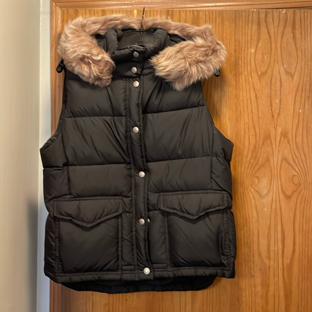 Brand New women’s puffy vest with faux fur collar